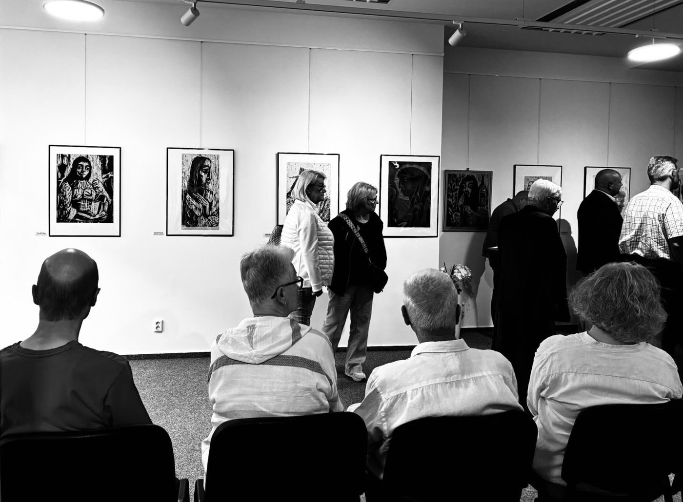 Gäste bei der Eröffnung im Ausstellungssaal